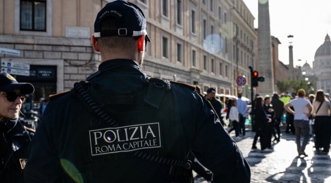 1 maggio, controlli antiabusivismo della Polizia Locale: sequestrati oltre 4mila articoli venduti illegalmente. Più di 300 le persone controllate nelle aree più affollate: 2 denunce e 1 arresto 