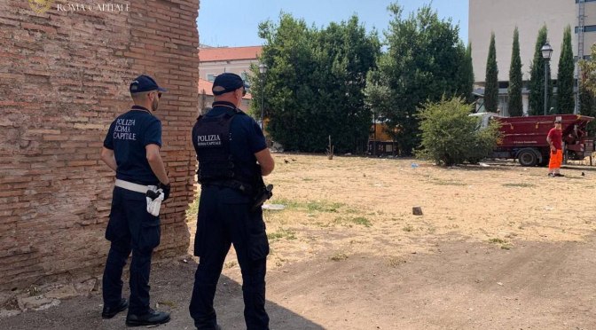 5/7/25 Esquilino, intervento per il decoro nei giardini di Via Pepe da parte della Polizia Locale. Eseguito ordine di carcerazione per una 37enne. Un uomo denunciato per resistenza.