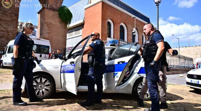 27/7/25 Polizia Locale, nuovo blitz contro degrado e illegalità all’Esquilino, 14 persone fermate e sequestro di merce rubata: arrestato un uomo per resistenza. Due i denunciati.