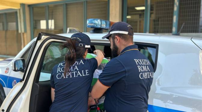 24/7/25 Piazza Vittorio Emanuele II, tenta di sottrarsi ad un controllo della Polizia Locale: bloccato e tratto in arresto. A carico dell’uomo emerso ordine di carcerazione.