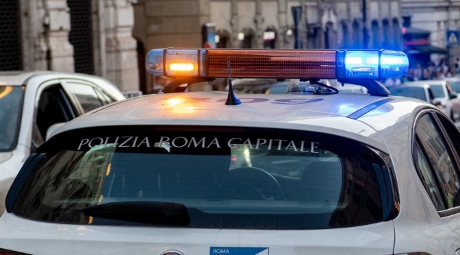 1/9/25 Stazione Termini, gira nudo arrecando disturbo tra i turisti: arrestato da una pattuglia della Polizia Locale