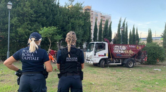 1/10/25 Esquilino, proseguono gli interventi della Polizia Locale contro il degrado urbano. Operazione pulizia e bonifica  in piazza Guglielmo Pepe: rimossi oltre 30 metri cubi di rifiuti