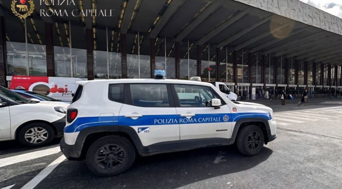 25/10/25 Stazione Termini, Polizia Locale interviene in aiuto di una turista molestata: bloccato il responsabile e denunciato. Per la vittima attivata la procedura del “Codice Rosso”