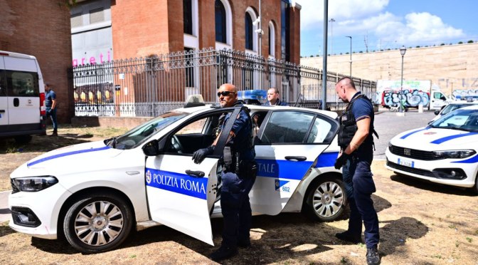 17/10/25 Ripristino legalità, blitz della Polizia Locale in vari quartieri della Capitale: sequestrati quintali di merce. All’Esquilino fermate una decina di persone: due denunciati per spaccio di droga. Bloccata anche una donna che lanciava bottiglie contro i passanti. 