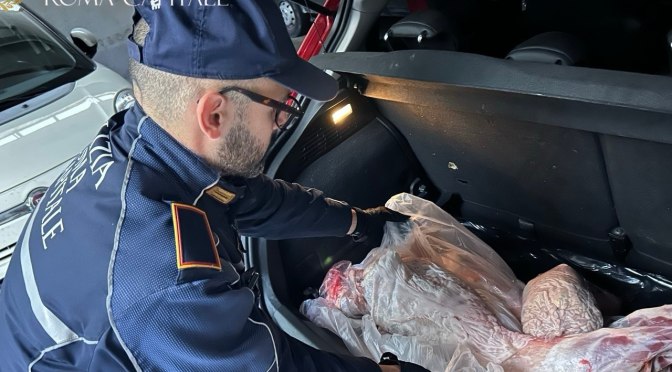 26/11/25 Mercato Esquilino, controlli della Polizia Locale: trovata carne stipata nei bagagliai dei veicoli all’interno dell’ autorimessa. Sequestrata mezza tonnellata di merce alimentare. 